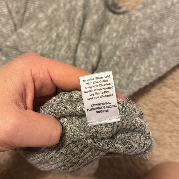 Grey Women’s Sweater Size Large - Picture 4 of 5